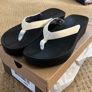 NWOT, in box. OluKai Pi’o Lua sandals. Womens 8.